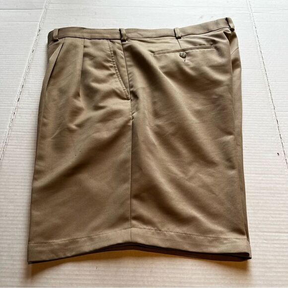 PGA Tour Men's Golf shorts Khaki Size 40 - Picture 1 of 7
